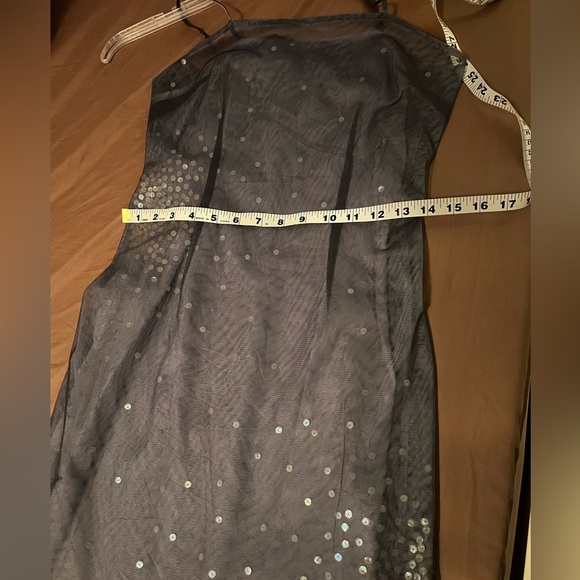 Express World brand size 1/2 woman's dress. Thin straps, 3 layers.
Zip back > - Picture 11 of 12